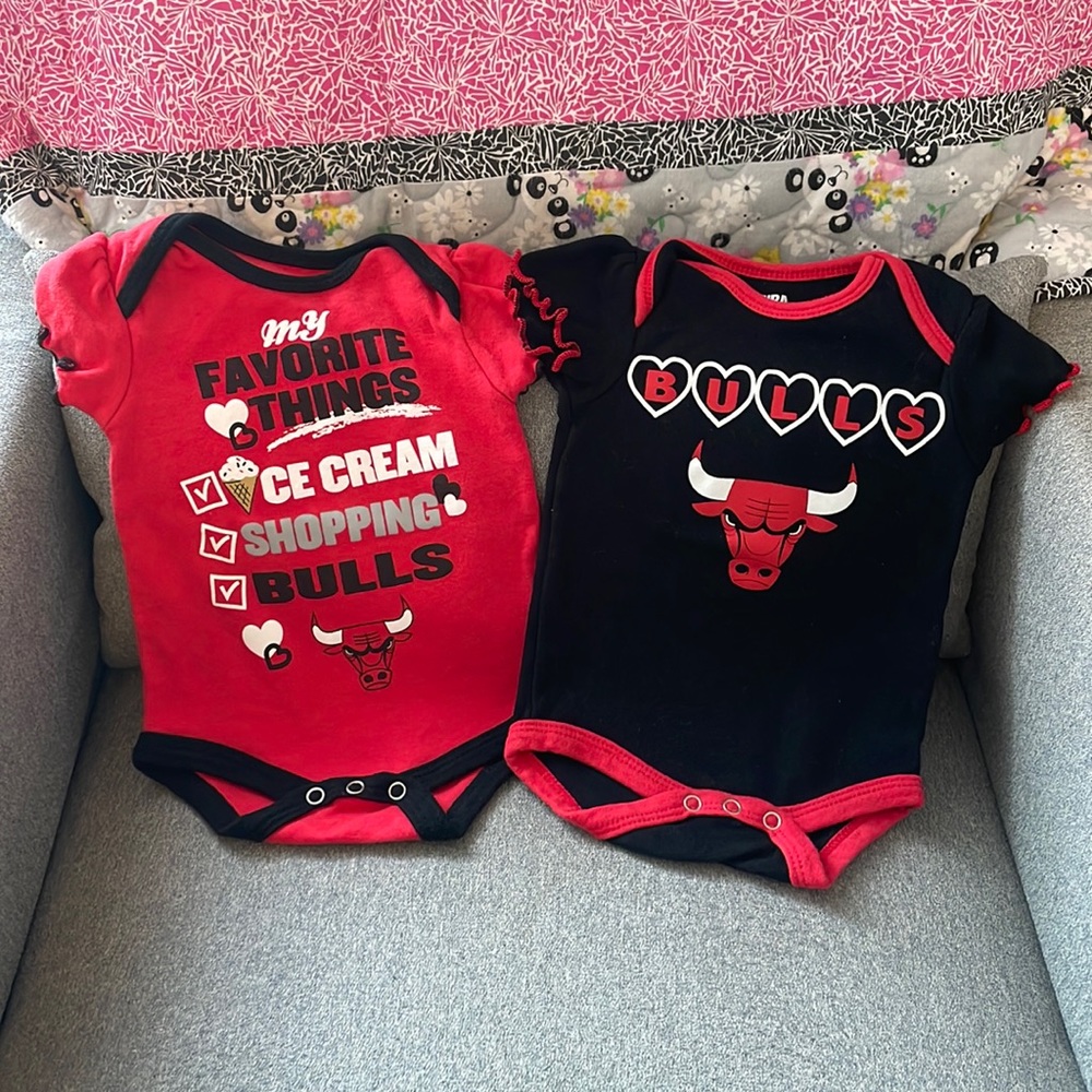 2 Pack Chicago Bulls Baby Girl 0-3 Months Bodysuits NBA